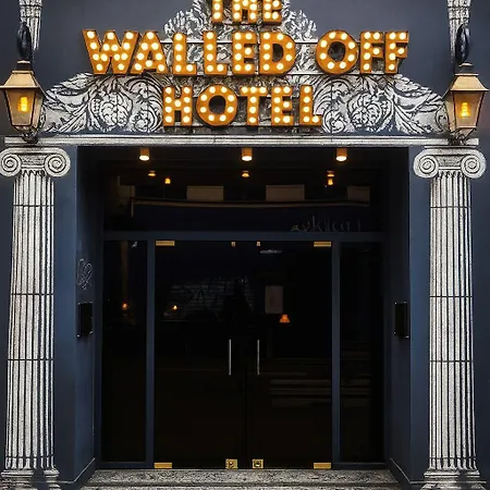 Walled Off * Paris